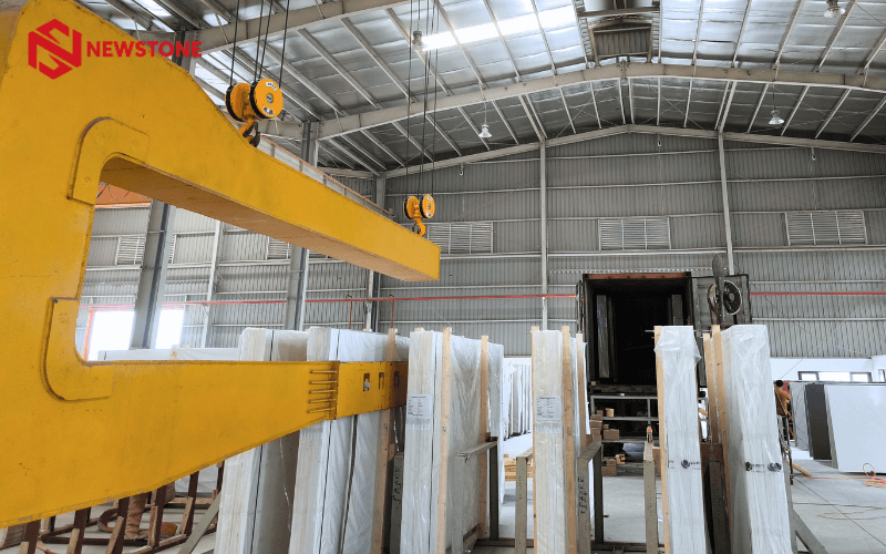 New Stone đóng gói đá thạch anh nhân tạo Calacatta xuất khẩu tại nhà máy Phú Thọ